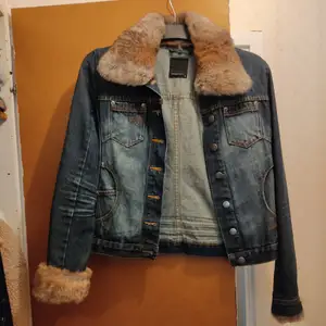 Jeansjacka med päls. Det är äkta päls men vet inte vad de är för något. Köpte second hand /vintage. Är i väldigt bra skick!! Man kan ta bort kragen med päls men inte vid handleden. Då kan man istället vika in så de inte syns- bild 1. Frakt= du 