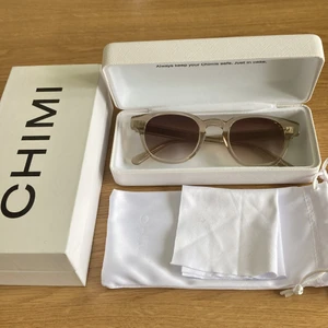 Chimi 01 Ecru - Knappt använda solglasögon, mycket bra skick.
