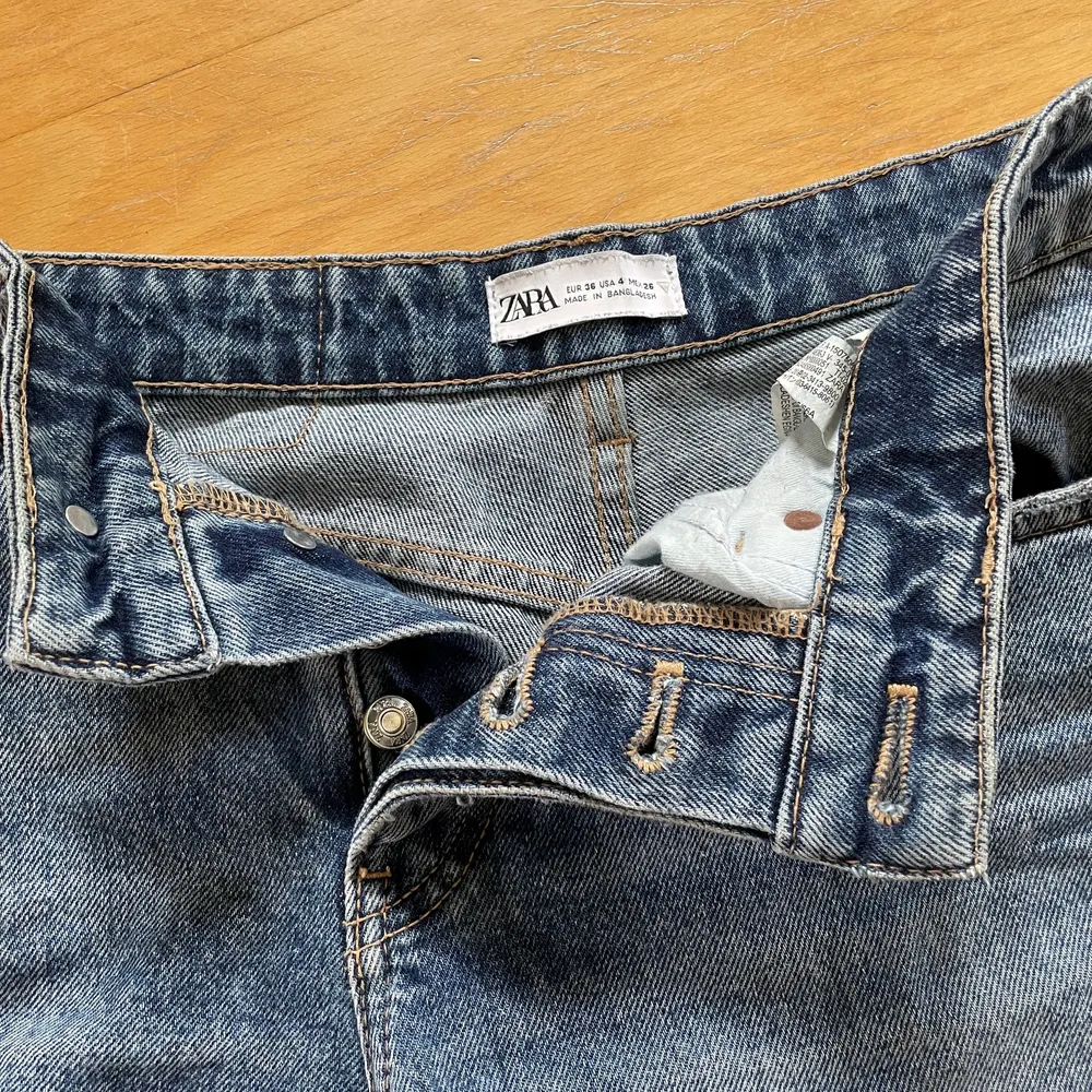 Ett par superfina blåa zara jeans i straight leg modellen, säljer för att dem inte kommer till andvändning och rensar ut min garderob💖pris :100kr + frakt (budgivning och flera är itressersde) kontakta mig privat vid frågor eller funderingar❤️( det är storlek 36). Jeans & Byxor.