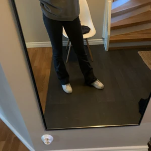 Zara jeans  - Fina Svarta zarajeans, aldrig använda förutom nu på bilden.  Stl 34 Kontakta för fler bilder 200kr + frakt