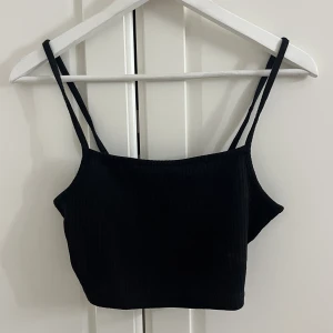 Svart linne - Fint svart linne som inte kommit till användning och därför säljs! Köparen står för frakten!