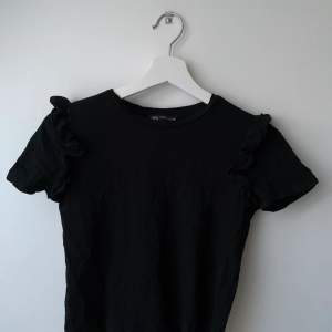 En jätte fin svart volang T-shirt till sommaren❤️❤️ har inte kommit till användning så mycket❤️ kan diskuter priset 
