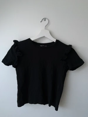 Svart volang T-shirt  - En jätte fin svart volang T-shirt till sommaren❤️❤️ har inte kommit till användning så mycket❤️ kan diskuter priset 