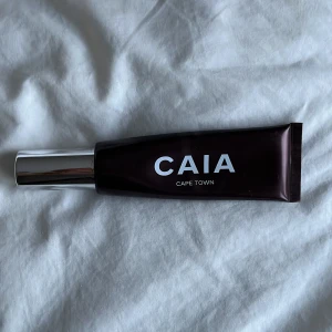 Caia Liquid Bronzer - Säljer denna liquid bronzer från caia i färgen ”Cape town”💕 säljer pga att jag beställde fel nyans💕