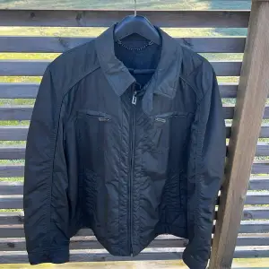 Black men’s jacket for spring/summer. Thin woolen lining with two side pockets and inner wallet pocket. Waterproof outer fabric. Brand new, never used.