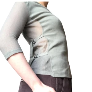 Militär topp - Fin tröja med meshdetaljer och spännen. Fri frakt om du köper för över 300kr 🪡🎐🤍