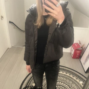 Jacka - Säljer min helt oanvända jättefina jacka från vero Moda! Köptes för 550kr på zalando i storlek S😊 Skriv för fler bilder! Funkar som vinterjacka men skulle nog säga att den är för kall för minus grader💕