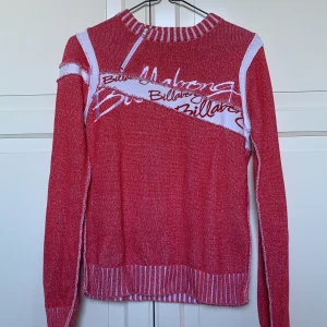 Billabong  - Jättesöt stickad tröja från Billabong med en liten dragkedja i kragen. Storlek xs, 150kr plus frakt💕