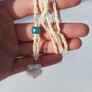 Kristall halsband  - Ett halsband till kristaller med 2 olika berlocker en blå och en vit. KRISTALL INGÅR EJ!