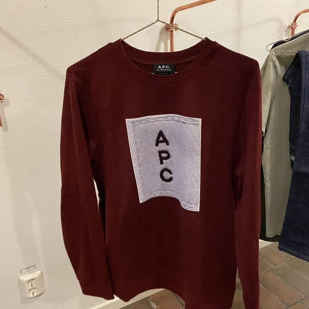 Kolla hit! A.P.C sweatshirt  Ord Pris 2200 Priset kan såklart diskuteras. Hoodies.