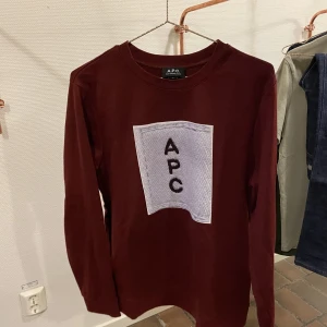 A.P.C Sweatshirt  - Kolla hit! A.P.C sweatshirt  Ord Pris 2200 Priset kan såklart diskuteras