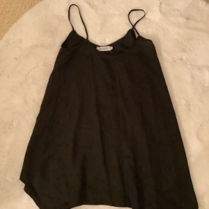 Klänning Size and Needle stolen XXS men stor i storlek.  - Klänning, ej färgblekt utan fin i färgen. XXS men stor i storlek. Kommer lägga ut fler plagg. Typ som S. Man kan få fler  bilder.  