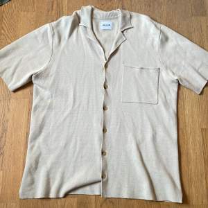 Skjort-tröja i skönt material, köpt på Asos och i nyskick