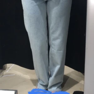 Jeans  - Köpte de från zara för 500kr säljer för 250kr ( kan gå ner i pris litek) har gått upp i vikt annars hade aldrig sålt de. 