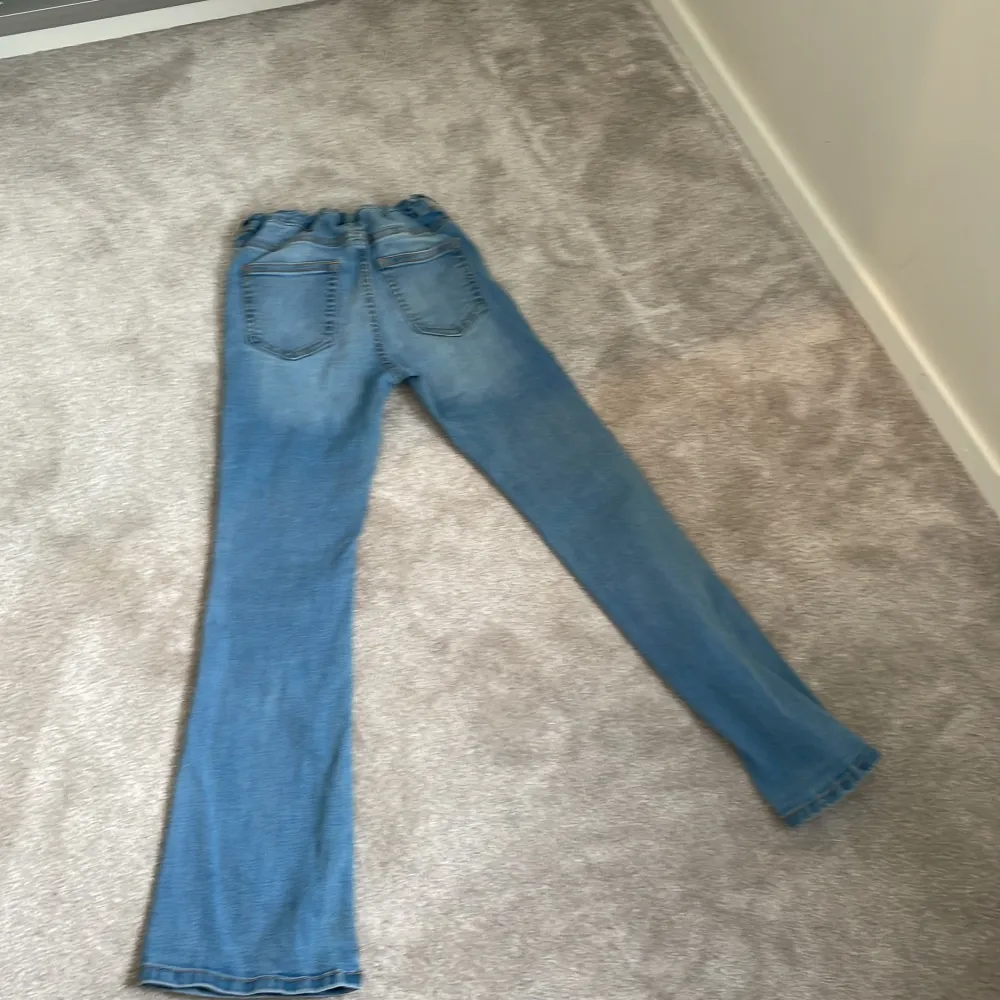 Jag säljer dem hära utsvängda jeansen från Cubus på grund av att dem är för korta för mig. Dem är i ny skik och jag bara använts några få gånger.. Jeans & Byxor.
