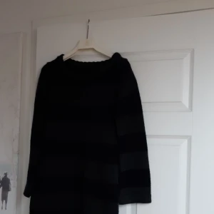 Klänning - Stickad Klänning ftån COS. Grå och svartrandig, storlek S, bra skick.