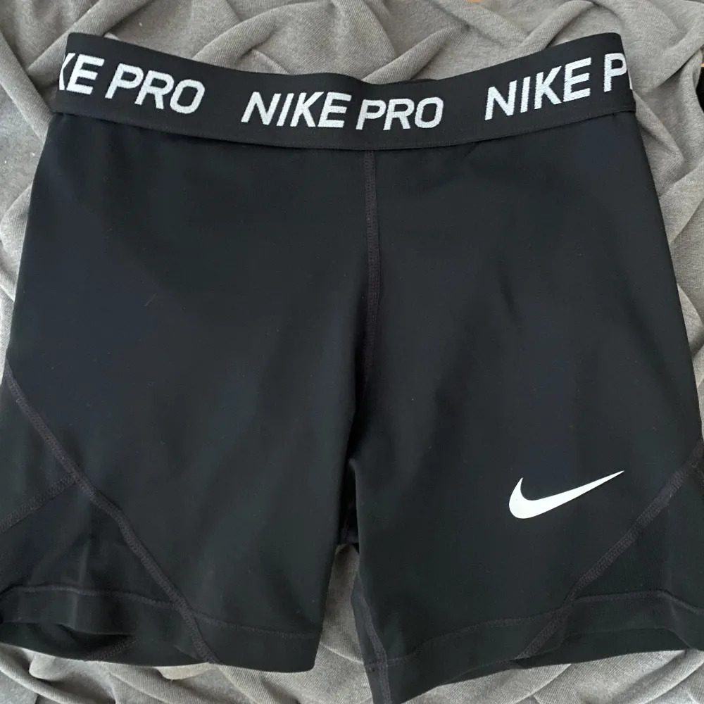 Shorts från Nike, storleken finns inte på byxorna men skulle tro XS eftersom dem är för små för mig. Säljer då dem inte kommer till användning och som sagt för små. Om flera är intresserade startas budgivning! Köparen står för frakt ❤️. Shorts.