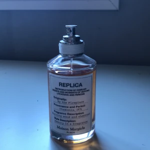 Masion margiela parfym - Replica - By The Fireplace är en väldigt god varmdoftande parfym med dofter av bland annat Brasa, kanel, vanilj, trä. Det är en väldigt god parfym som får mycket komplimanger. Ordinariepris: 900kr