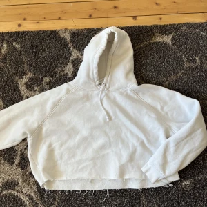 Kroppad vit hoodie  - Skön, men använder aldrig 