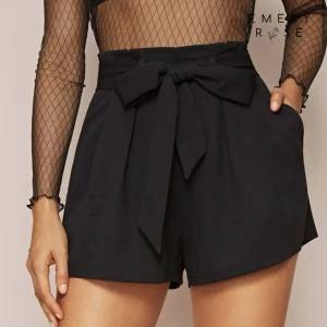 Shorts - Svarta tygshorts i storlek S. Använda en gång och är i fint skick. Tyget är av bra kvalite, de är inte genomskinliga alls och har ett tjockt men luftigt tyg. Köpt för 139kr och säljes för 30kr