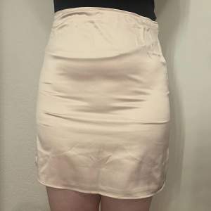 Så fin ljusrosa kjol från Kim Feenstra’s kollektion med NA-KD (finns inte att köpa längre) 🌟 Storlek: 40 Nypris: 299kr