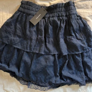 Volangkjol - Mörkblå volangkjol från Vero Moda köpt på Zalando 💓Aldrig använd, säljer för att den var för stor. Ursprungspris: 329 kr. Storleken är S men jag skulle säga M. 