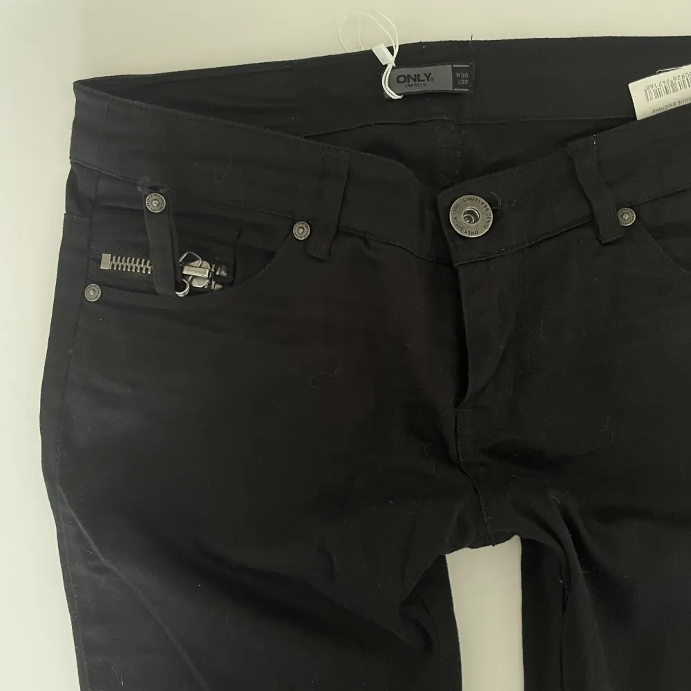 Lågmidjade straight jeans, svarta, från only. köpta på Sellpy men passade inte mig i storlek. snygga detaljer och aldrig använda🌸midjemått 78-79, innerbenslängd 77.. Jeans & Byxor.