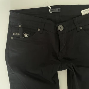 Only lågmidjade jeans - Lågmidjade straight jeans, svarta, från only. köpta på Sellpy men passade inte mig i storlek. snygga detaljer och aldrig använda🌸midjemått 78-79, innerbenslängd 77.