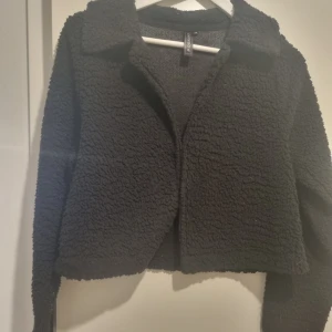 Kort teddyjacka - En kortare modell på teddyfleece jacka med krage.