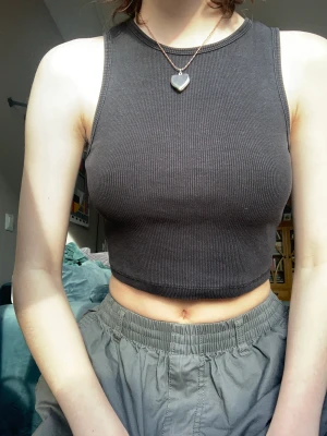 Svart linne - Svart linne som inte kommer till andvändning. Byxorna på bilden är också till salu!😊