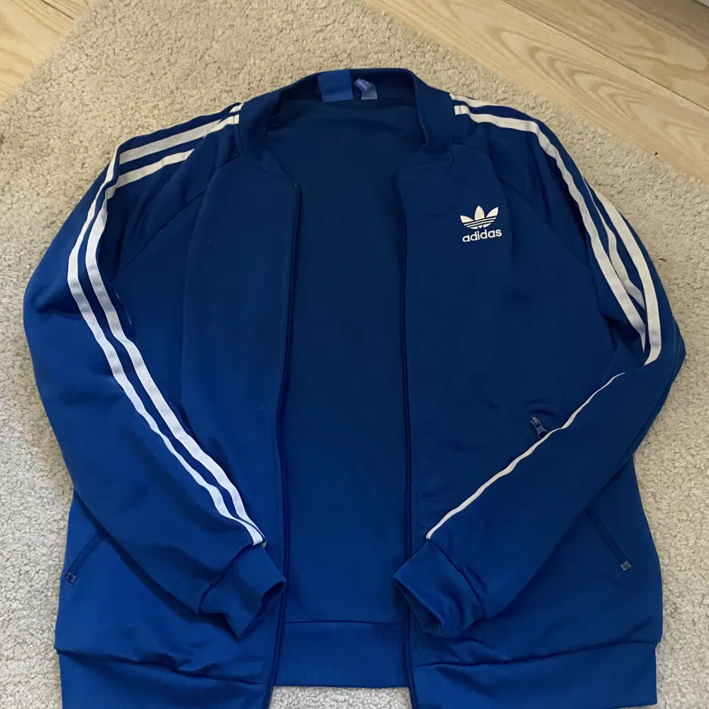 Letar du efter en vintage adidas tröja? Då är denhär perfekt för dig ! Den sitter lite oversized och är super skön !! 💞. Tröjor & Koftor.