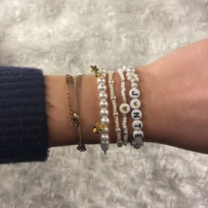 Pärlarmband 💕 - Första bilden alla tillsammans: 112kr💕 Kan även göras i silver.Alla på bilderna kostar från 26-40kr styck.Vid köp av 4 frifrakt annars ligger frakt på 15kr💕 Betalning via SWISH, ej köp direkt! Tveka inte att höra av er vid frågor💕Fast pris, pruta inte🙏🏼💕