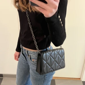 Väska - Svart axelremsväska från Even&Odd köpt på Zalado❤️‍🔥 Säljer för att den inte kommer till användning. Jättebra skick och nästan aldrig använd!