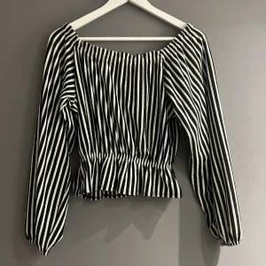 Off shoulder tröja! - Randig off shoulder tröja från HM i storlek S. 