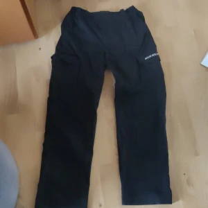 Sour solution cargo pants i svart - Baggy cargopants i svart 