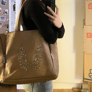 Väska - Jättefin väska med glitter detaljer💕 köpt secondhand men knappt använd❤️ inga defekter