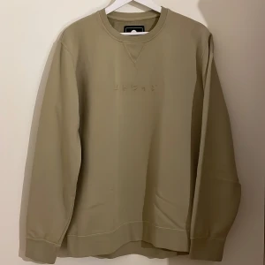 EDWIN sweatshirt  - Edwin sweatshirt. Olivfärgad, 100%bomull med diskret broderad logga på bröstet. Regular fit. Oanvänd, storl M. 