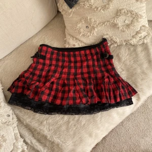 Rutig minikjol  - Cool minikjol med rutigt mönster, 170 i barnstorlek men storlek S annars.