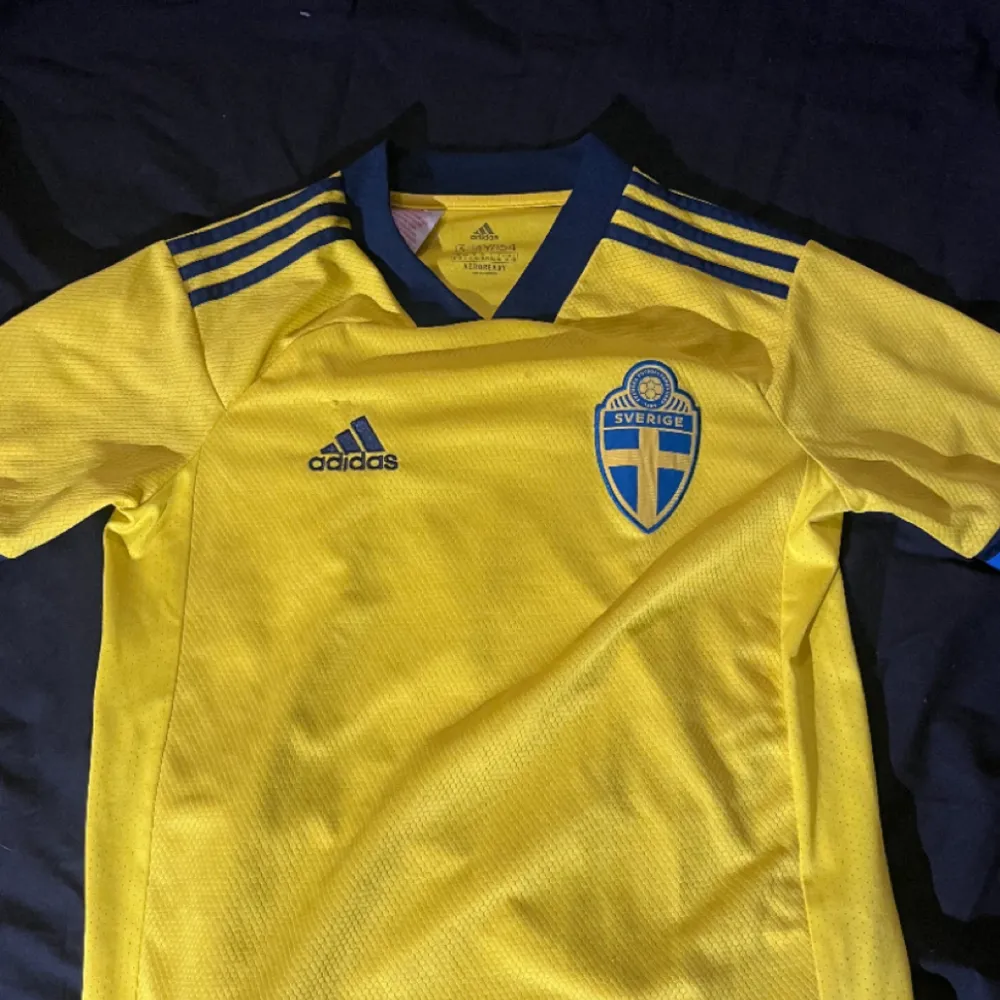 Säljer denna Sverige matchtröja som är i använt skick men inga större defekter på tröjan, bara ett litet märke på bröstet. Tröjan är i storlek 164.  Pris kan diskuteras och skriv till mig vid frågor eller fler bilder.. T-shirts.