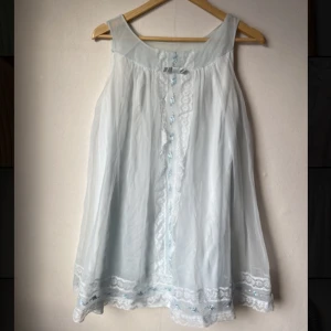 Vintage mesh, embroidered nightdress in blue floral - Good condition 