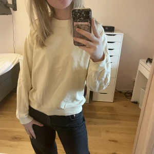 Gul sweatshirt - Ljusgul sweatshirt från monki. Jättefint skick