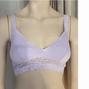 Bralette från H&M - Söt bralette från H&M, den är i fint skick och är en storlek 38!😊