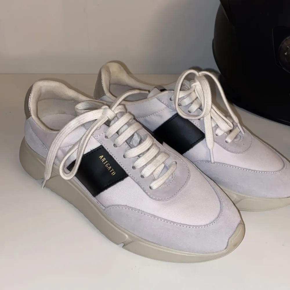 Svart/vita Arigato skor helt nya bara testade i butik. Mosel Genesis. Skor.