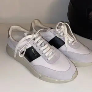 Svart/vita Arigato skor helt nya bara testade i butik. Mosel Genesis