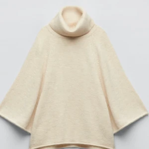 Stickad tröja - Säljer nu denna så fina stickade tröjan med krage från zara, säljer pga tröttnat!❤️ Köpt på Zaras hemsida för 399!