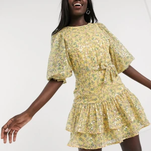 Gul klänning asos - SÖKER❗️❗️ efter denna fina klänning som är slutsåld på asos💛