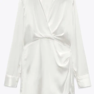 Zara klänning  - Säljer denna fina och slutsålda klänning från Zara. Använd endast en gång och är i fint skick. Nypris är 399kr men säljer för 200kr ❤️