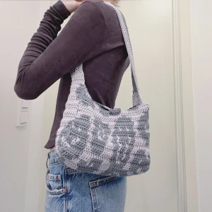 Edie bag👥 - Edie bag👥Väska virkad av mig. Har knapp för att stänga. Checka gärna min instagram och tiktok @restroyfashion ❤️ 