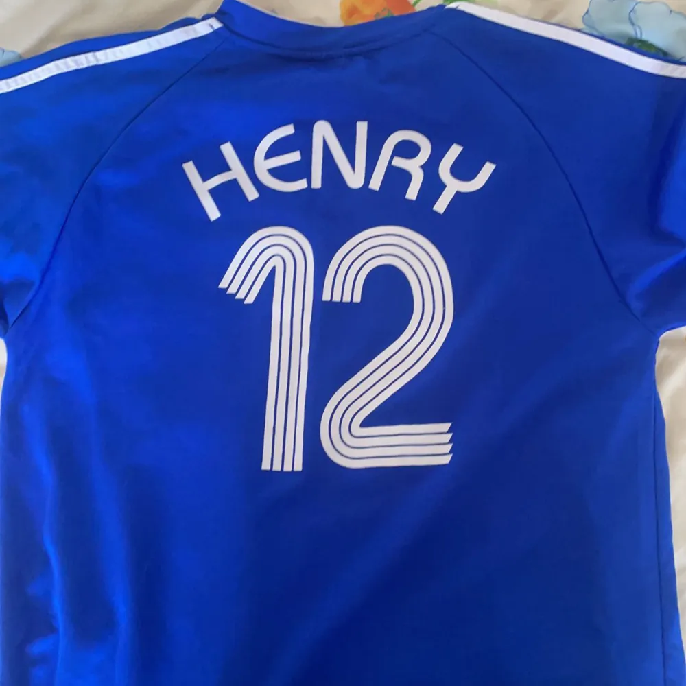 Mannen Myten Legenden Thierry Henrys tröja i landslaget Frankrike, Storlek XL, Pris går att diskuteras vid snabbaffär. T-shirts.