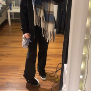 Kostymbyxor  - Säljer mina fina bikbok kostymbyxor i toppen skick! Skriv till mig om du har några funderingar! 😇